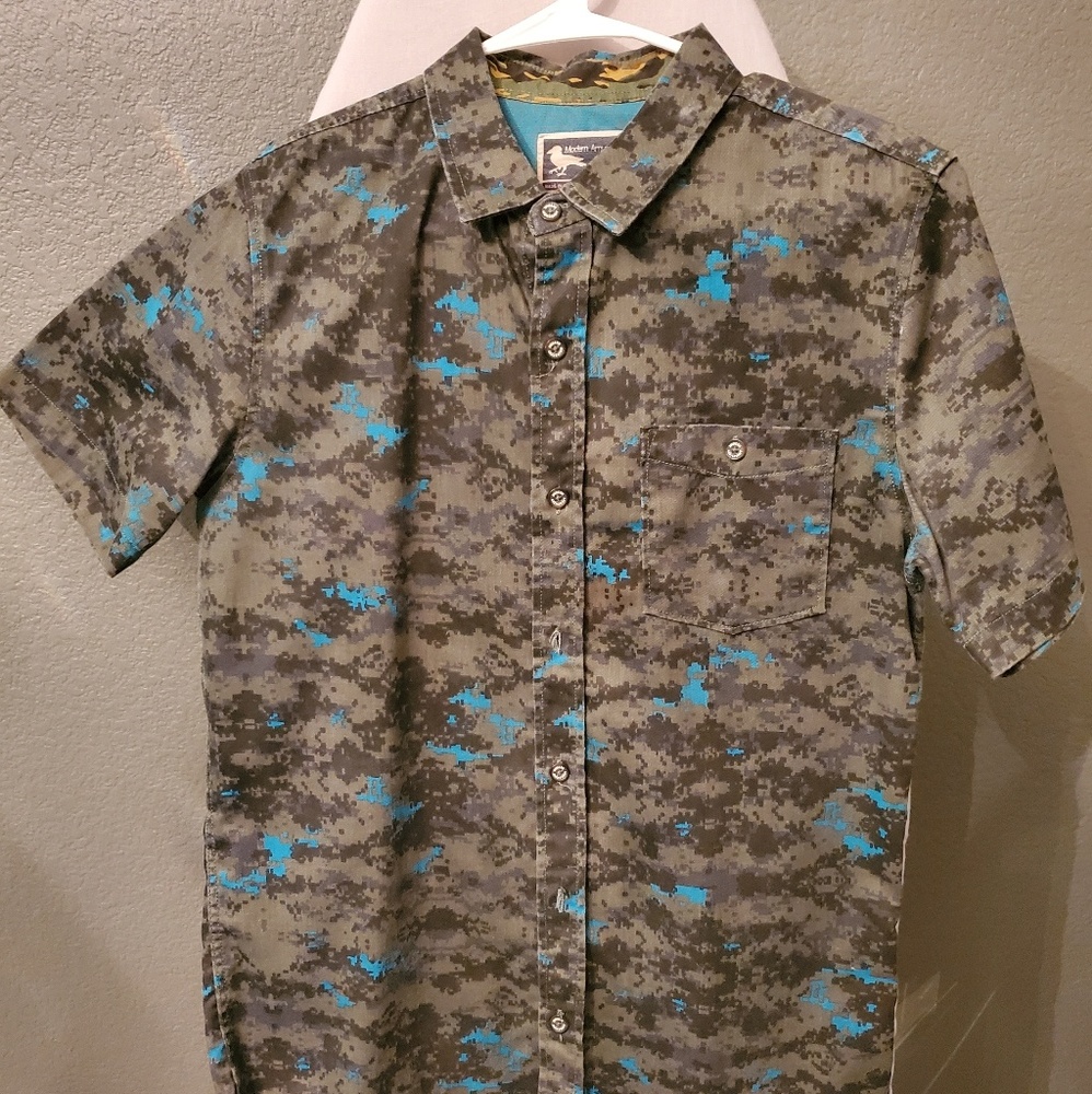 Modern Amusement Camo Button short sleeve
